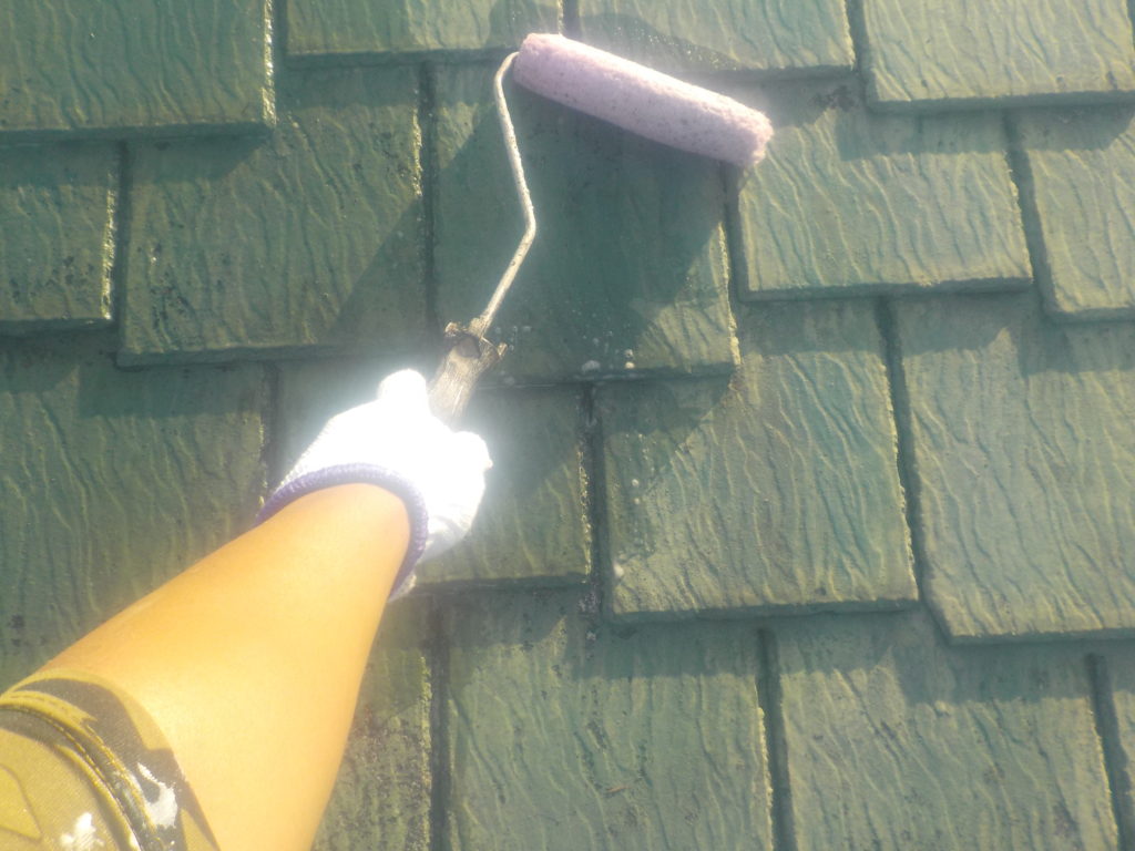 屋根下塗り塗装作業水谷ペイント　水系パワーシーラー