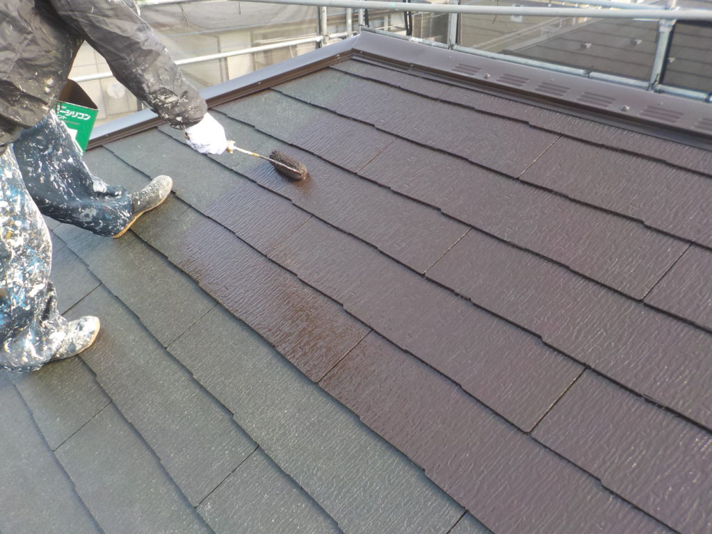 屋根に下塗り後、中塗りします