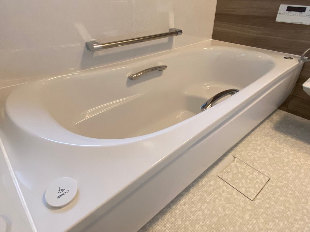 お掃除機能付き、FRP浴槽です。形はゆるリラ浴槽です。内部が段差になっていて、半身浴もできます。