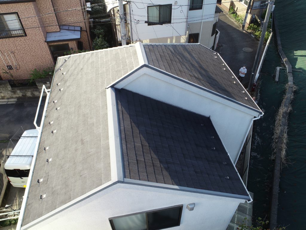 屋根が紫外線の影響により退色しています
