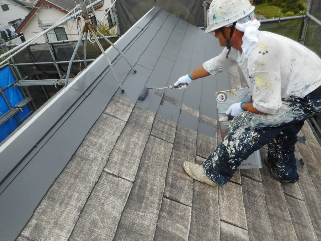 屋根下塗り後中塗りをしています、その後上塗りをします。屋根は三回塗りで仕上げます