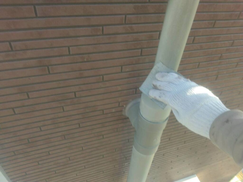 雨樋下地調整（ケレン掛け）