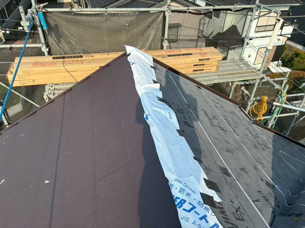 屋根カバー工法　屋根材（スーパーガルテクト）取付